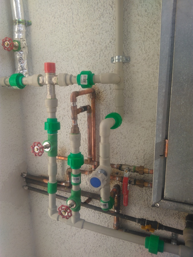 Valvula ecualizadora de temperatura de agua y piping de maniobras