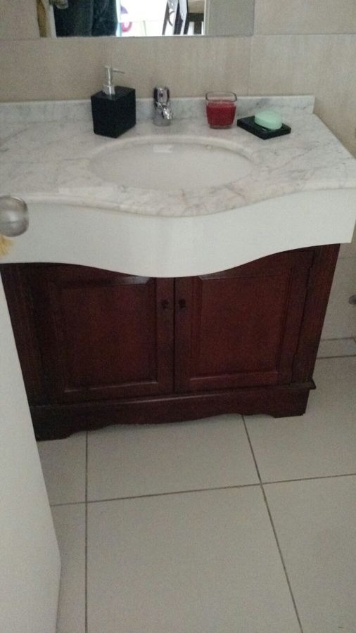 VANITORIO CON CUBIERTA DE MÁRMOL Y MUEBLE SEGUR REQUERIMIENTO