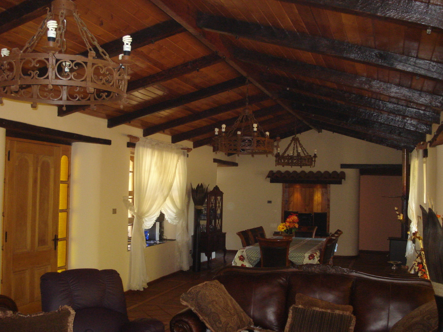 vigas y cielo maderas nobles