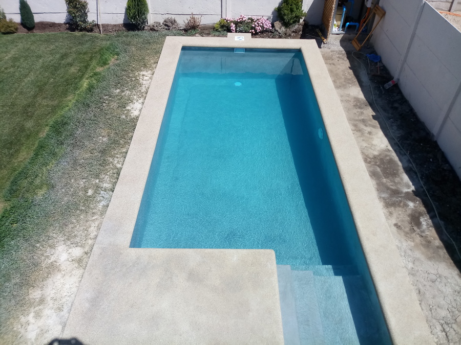 Vista aerea de piscina donde se aprecia espacio para reposaderas.