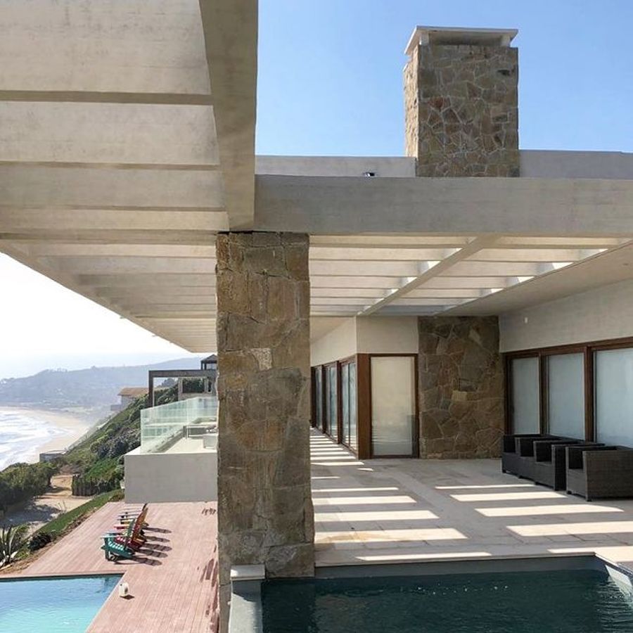 Vista al mar terrazas y piscinas