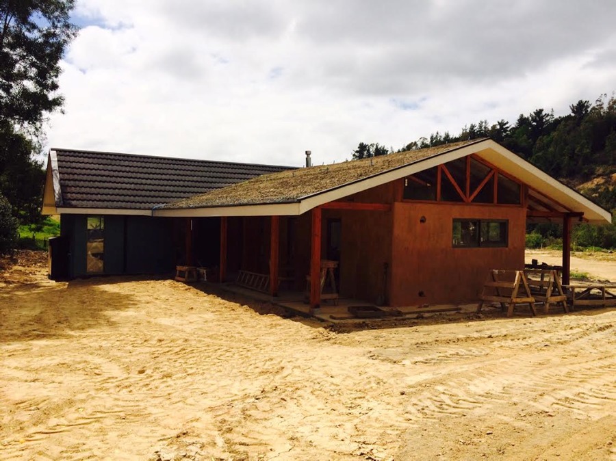 Vista  exterior vivienda. Cubierta verde www.arcox.cl