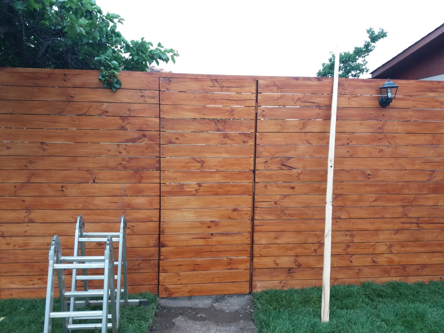 Vista frontal con puerta que se hizo para pasar