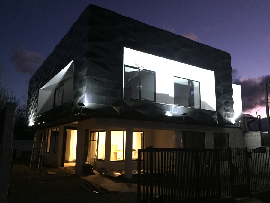 vista nocturna del revestimiento de  fachada  terminado