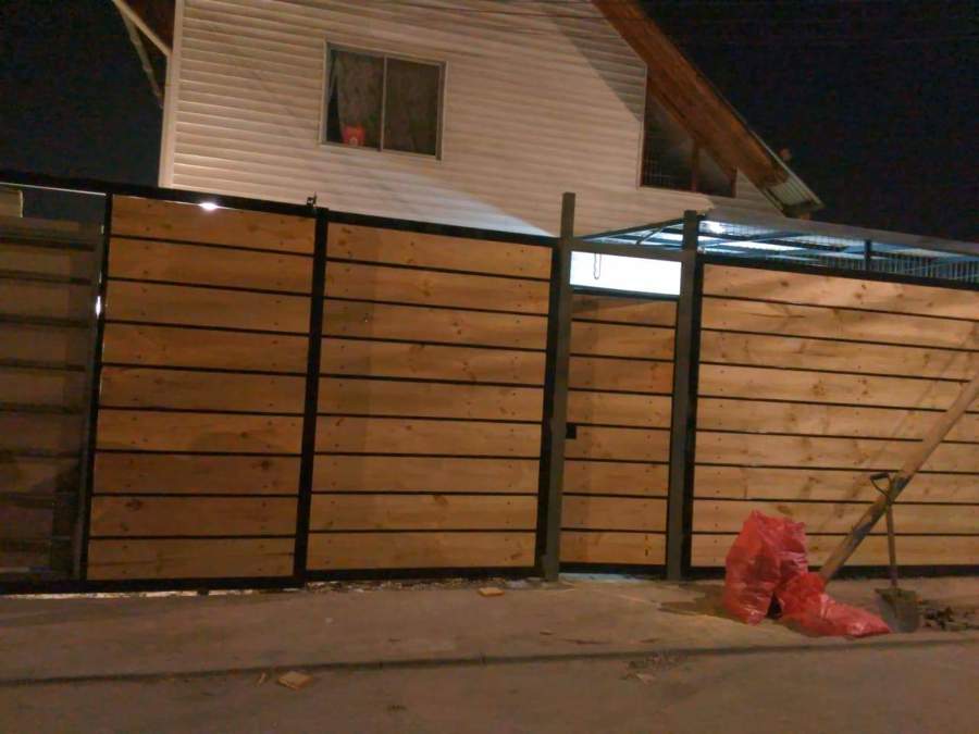 Ya casi terminando la fachada instalando las ultimas maderas