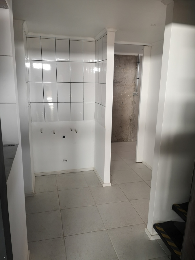 Zona lavado, bodega primer piso, oficina e ingreso a cocina