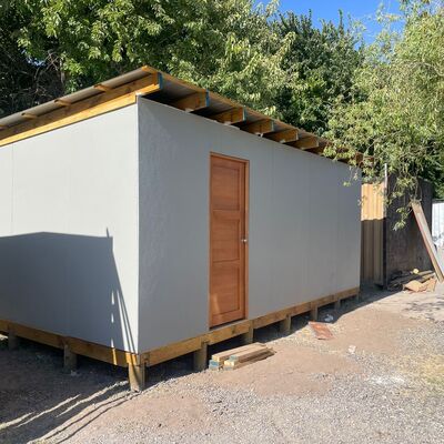 Bodega sobre polines de madera impregnada