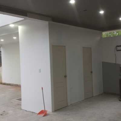 Construcción de Área Común Moderna en Obra Sólida