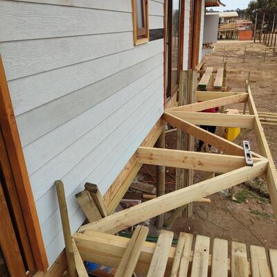 Construcción de vivienda elevada en metalcom con terminaciones