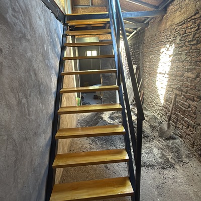 Escalera de madera y metal