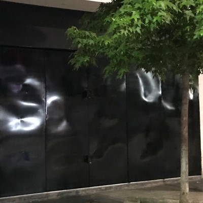 Fabricación y montaje de puertas metálicas, Local comercial