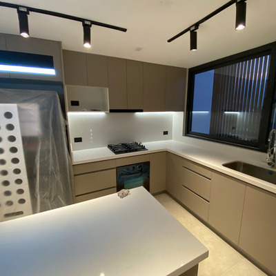 Instalación eléctrica de iluminación LED y montaje de lámparas en cocina moderna- Ñuñoa