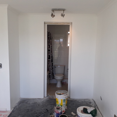 Tabique de Baño con Puerta Corrediza Oculta