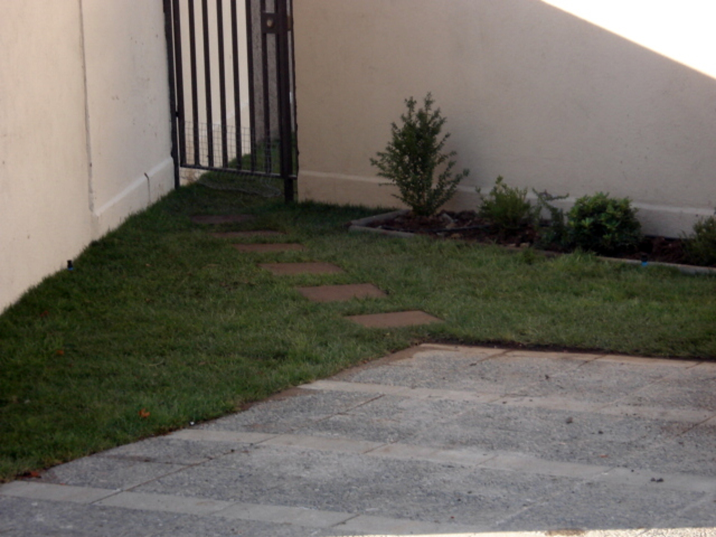 Frontis de la Casa con pasto