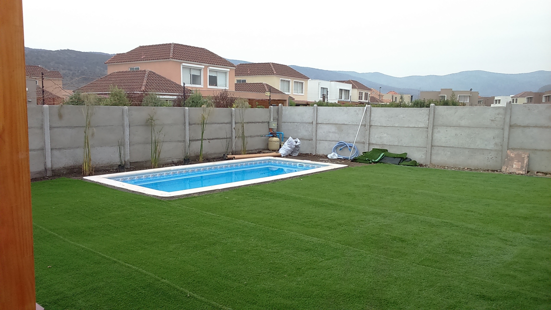 pasto cintetico sector piscina