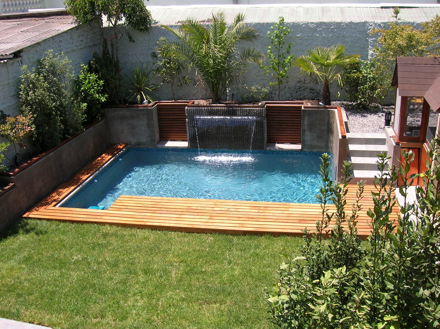 Piscina residencial con velo de agua