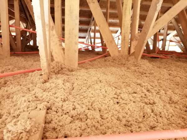 Aislación de cielo falso mediante celulosa proyectada casa en Yumbel
