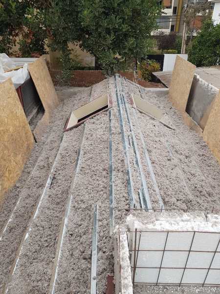 Aislación de cubierta mediante celulosa proyectada casa en Las Condes