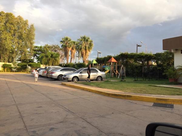 Area de estacionamientos y área de juegos para niños