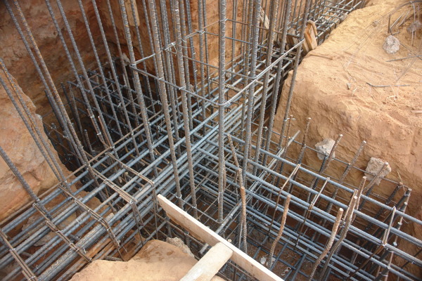 Armado de enfierradura en vigas de riostra y apoyos de muro de contencio