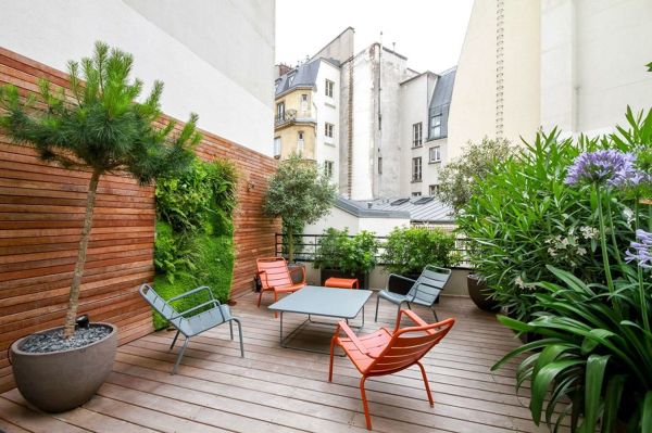 balcón con plantas