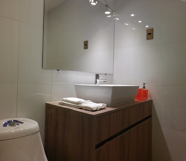 Baño cambio de cerámicas por porcelanato