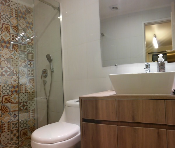 Baño instalación de shower door frontal y vanitorio