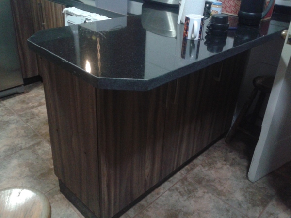 Barra tipo Media Isla con puertas ambos lados