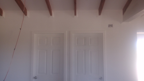 Blanqueo pared, pilastras y puertas