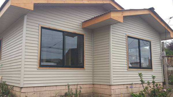 Foto: Cambio Total de Madera Antigua a Siding PVC. de Constructora S&c