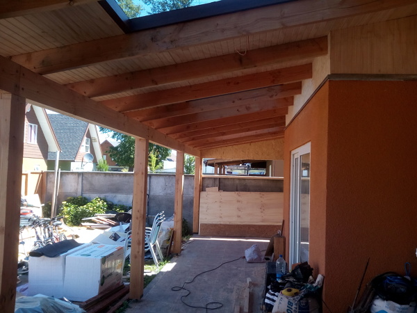 Foto: Cobertizo con Vigas a la Vista y Terciado Ranurado de S&s