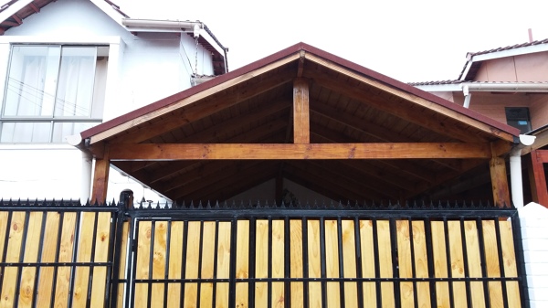 Foto: Cobertizo de Madera y Teja Asfáltica con Portón de Maderas