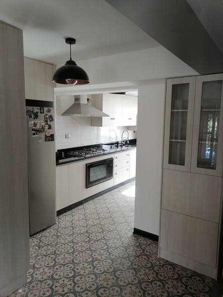 cocina 2da etapa, muebles de almacenaje y encimera de cuarzo negra