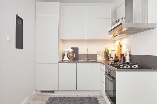 Cocina con luz artificial blanca