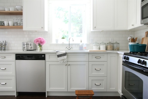 Cocina con mobiliario blanco