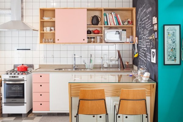 Cocina con muebles rosas