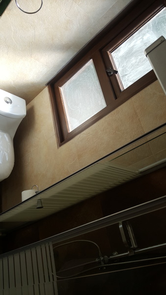 Detalle de porcelanato en ventana