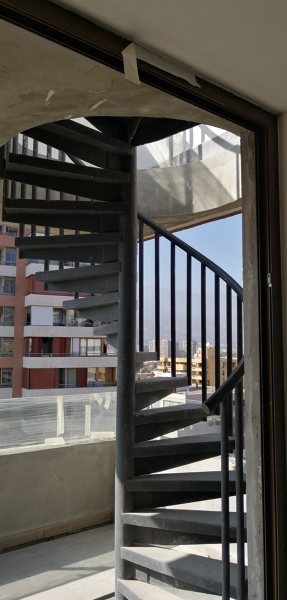 Escala helicoidal terraza a quincho privado depto