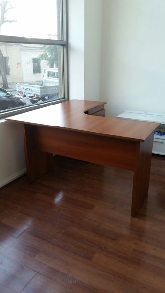 Escritorio en L con cajonero con llave
