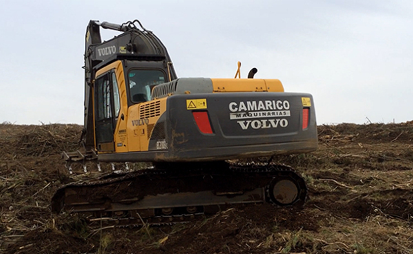 Excavadora en terreno