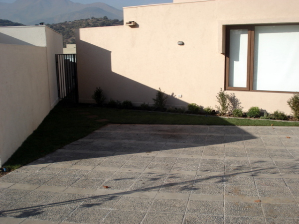 Frontis de la Casa con pasto