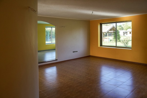 Muro circular enyesado y empastado.