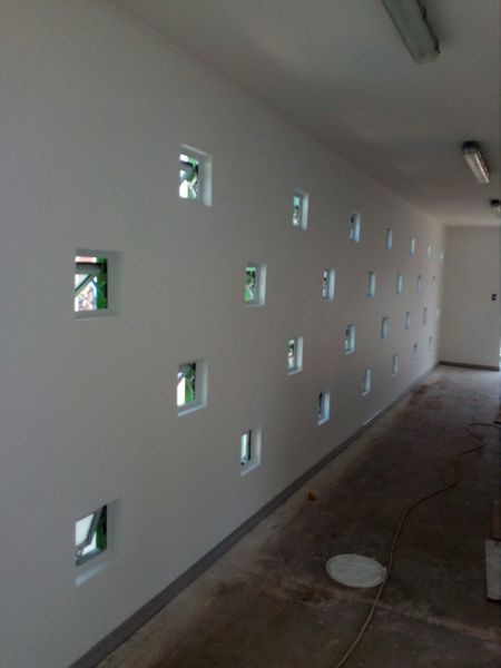 Foto: Muros con Pequeñas Ventanas de Construcciones Solis #179252