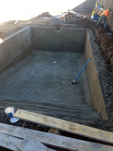 Piscina lista para instalación de equipos.