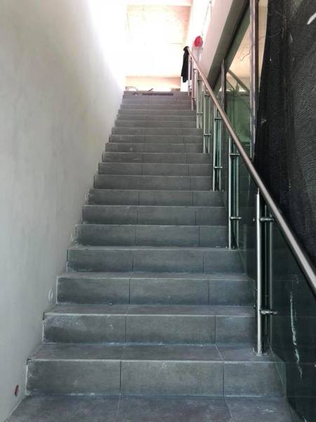 Porcelanato en escalas y pisos del edificio