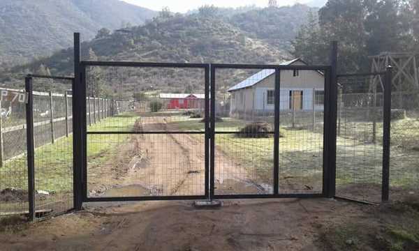 Portón en fierro