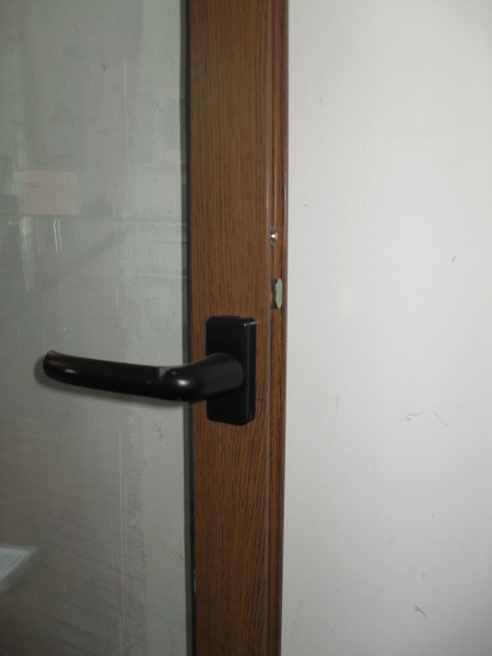 PUERTA CON CREMONA