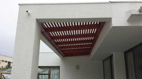 Trielage con techo de policarbonato alveolar opal