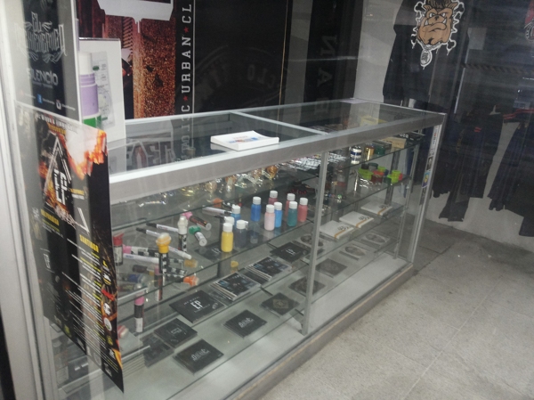 vitrina tienda latinos