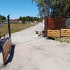 Acceso con porton electrico y barandal